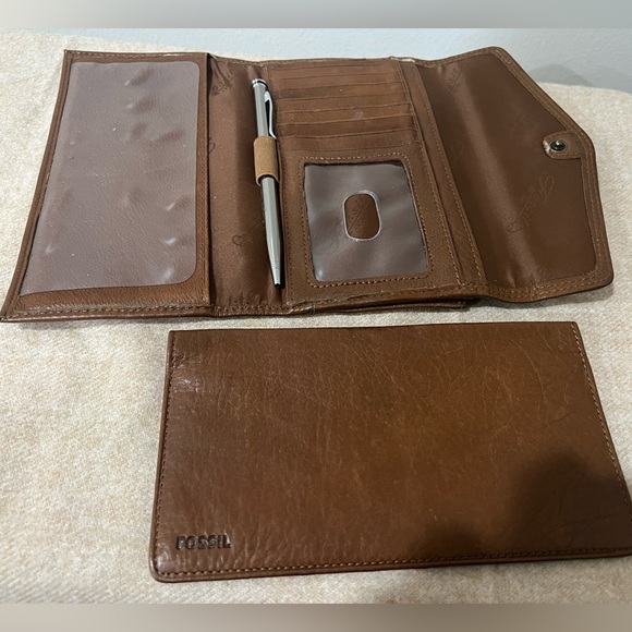 EUC Fossil Leather Wallet with a Removable Checkbook Holder with card slots - Picture 8 of 11